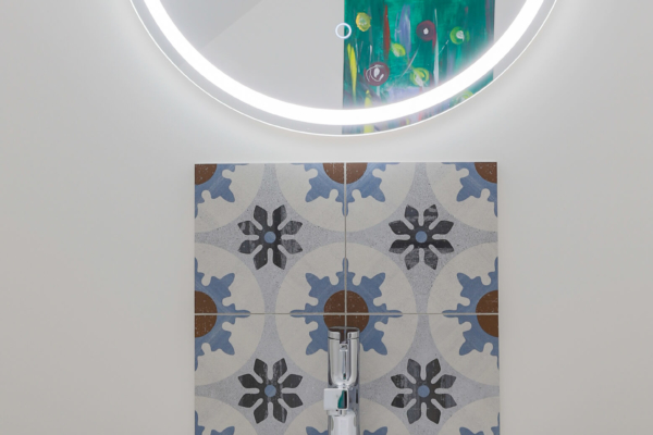 Lavabo avec carrelage avec motif au mur