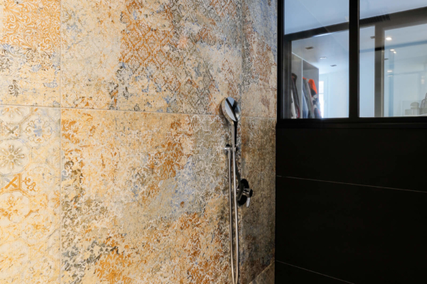 Douche italienne avec carrelage avec motif de couleur bleu et rouille
