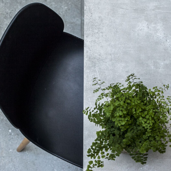 Chaise de bureaux et plante sur du carrelage Active Surfaces