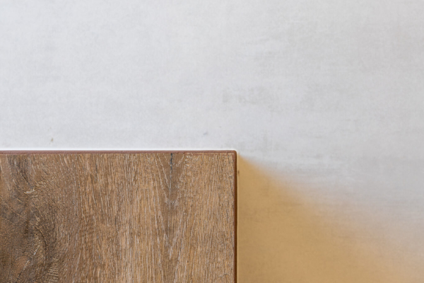 Détails de carrelage imitation parquet et carrelage gris