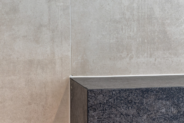 Rebord de WC et lavabo, carrelage noir et gris