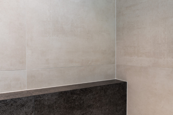 Rebords de baignoire WC et lavabo, carrelage noir et gris