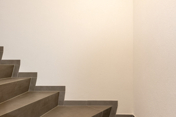 Escalier avec carrelage gris