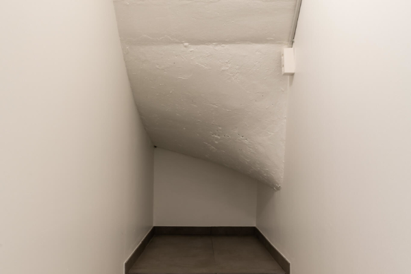 Espace sous les escaliers en carrelage