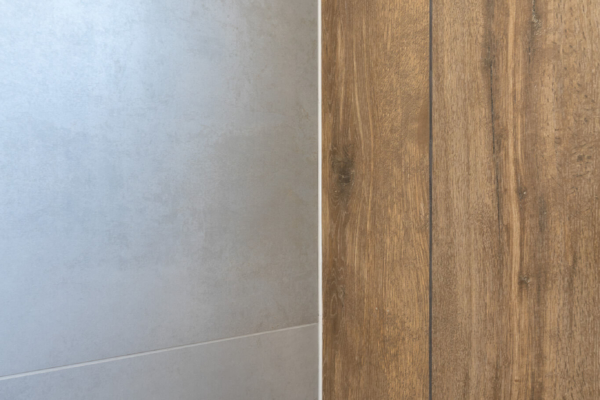 Joint de carrelage entre une imitation bois et une imitation béton gris
