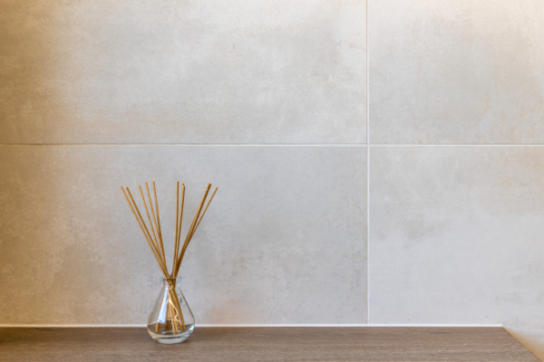 Rebords de WC en carrelage imitation bois et mur en carrelage imitation bétongris