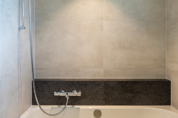 Baignoire WC et lavabo, carrelage noir et gris