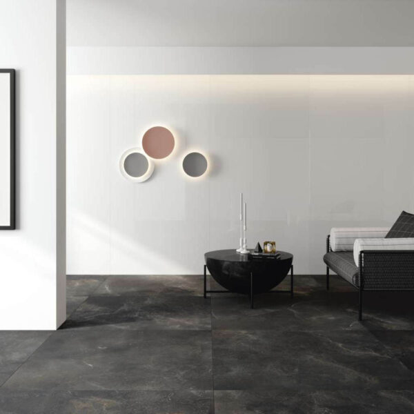 Salon avec carrelage grand format blanc au mur et carrelage imitation pierre au sol noir