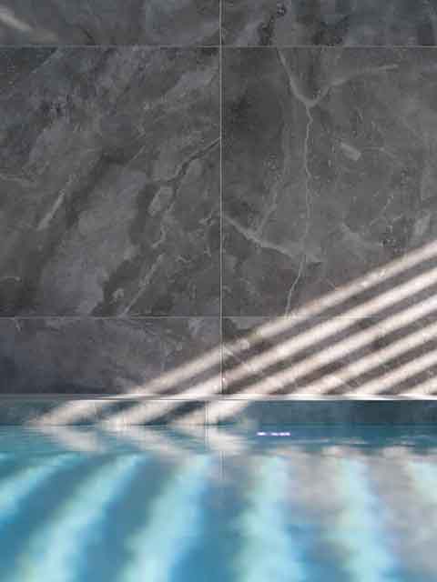 Mur en carrelage d'une piscine intérieur posé par les carreleurs de Tenthorey Carrelage