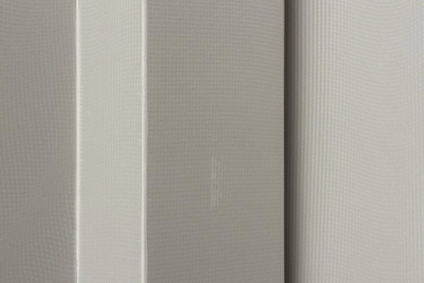 Détail des murs texturés du carrelage Iris Ceramica Luce dans une salle de bains, offrant un design élégant et moderne, rénovation à Nyon