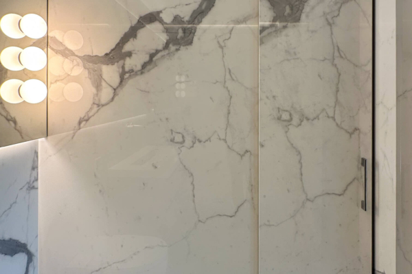 Porte fermée d'armoire de salle de bains réalisé en carrelage imitation marbre calacatta
