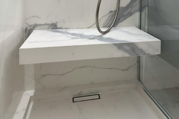 Banc de douche sur mesure réalisé en carrelage imitation marbre calacatta