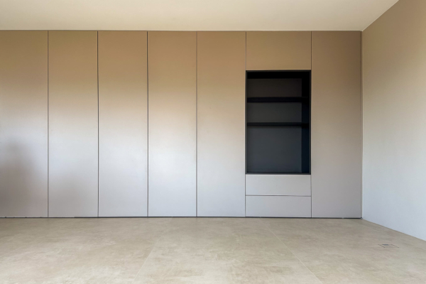 Mur de séjour avec carrelage imitation béton beige au sol dans une rénovation d'appartement à Nyon