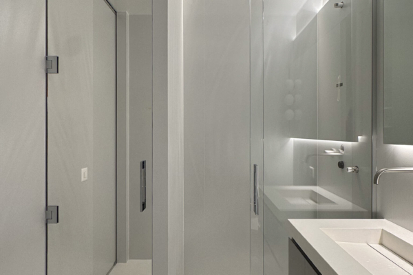 salle de bains spacieuse avec carrelage Iris Ceramica Luce, grande douche en verre et murs texturés, à Nyon