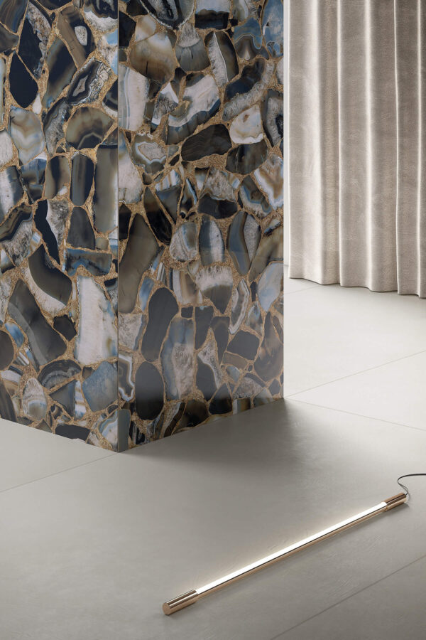 Colonne dans magasin avec carrelage Agata Maximum Black