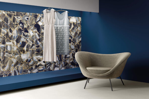 Mur dans une boutique de luxe avec carrelage imitation marbre Agata Maximum Black