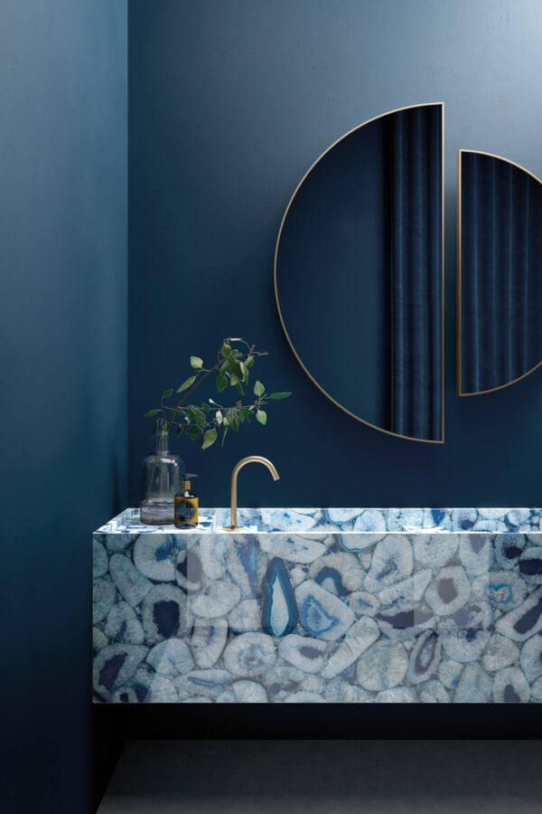 Salle de bain toute bleu avec un vasque réalisées en grès cérame avec le Carrelage Agata Maximum Blue