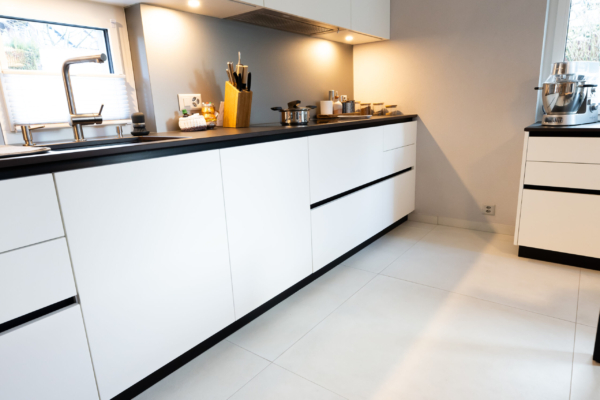 Rénovation d’appartement et de sol dans la région de Lausanne « Sullens » – Cuisine d'exception et Espace de vie à Sullens, vue 2