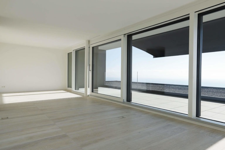 Villa dans les vignes à Neuchâtel – Espace de vie, Piscines et terrasses et Salle de bain à Neuchâtel, vue 3