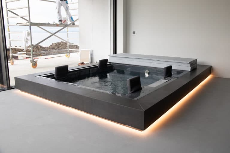 Villa au bord de l’eau – Cuisine d'exception, Piscines et terrasses et Salle de bain à Suisse romande, vue 7