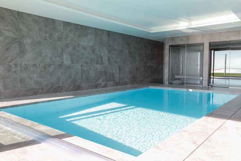Villa dans les vignes à Neuchâtel – Espace de vie, Piscines et terrasses et Salle de bain à Neuchâtel, vue 11