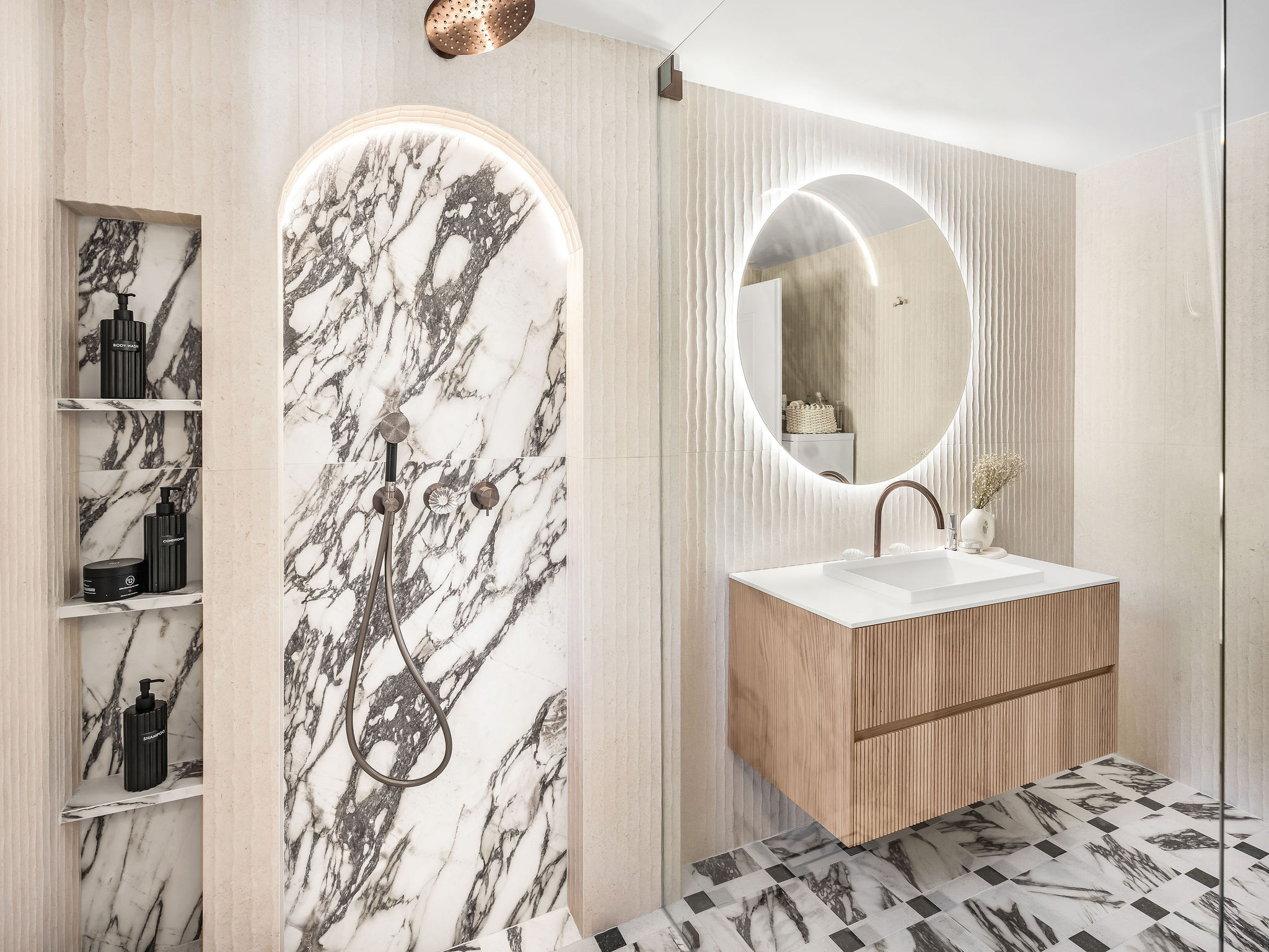 Voûtes, cannelures et marbre : une salle de bain d&rsquo;exception