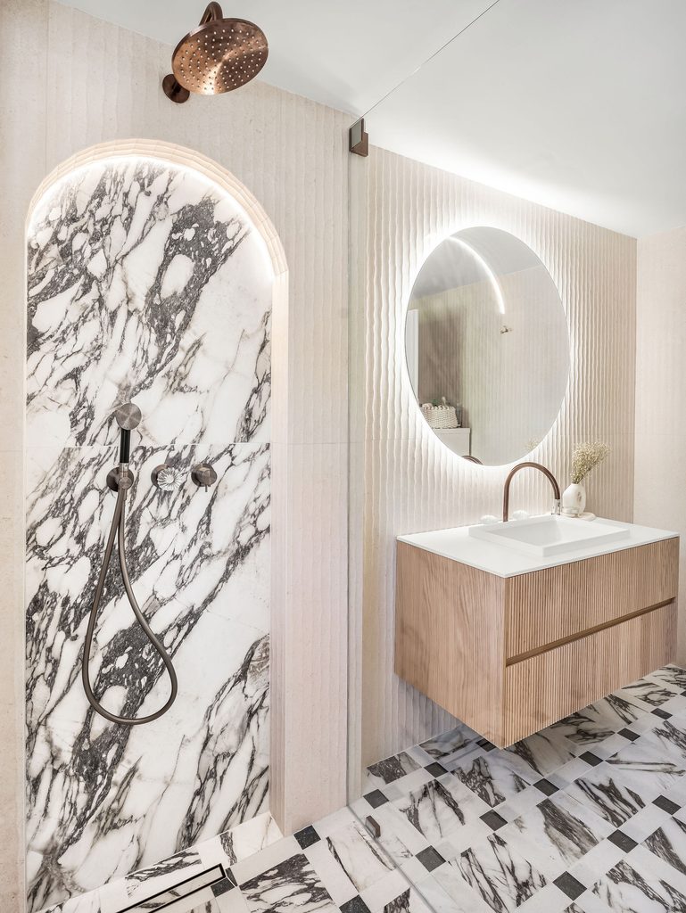 Voûtes, cannelures et marbre : une salle de bain d&rsquo;exception
