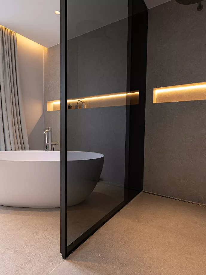 Une salle de bain avec niche rétroéclairée à Saint-Prex