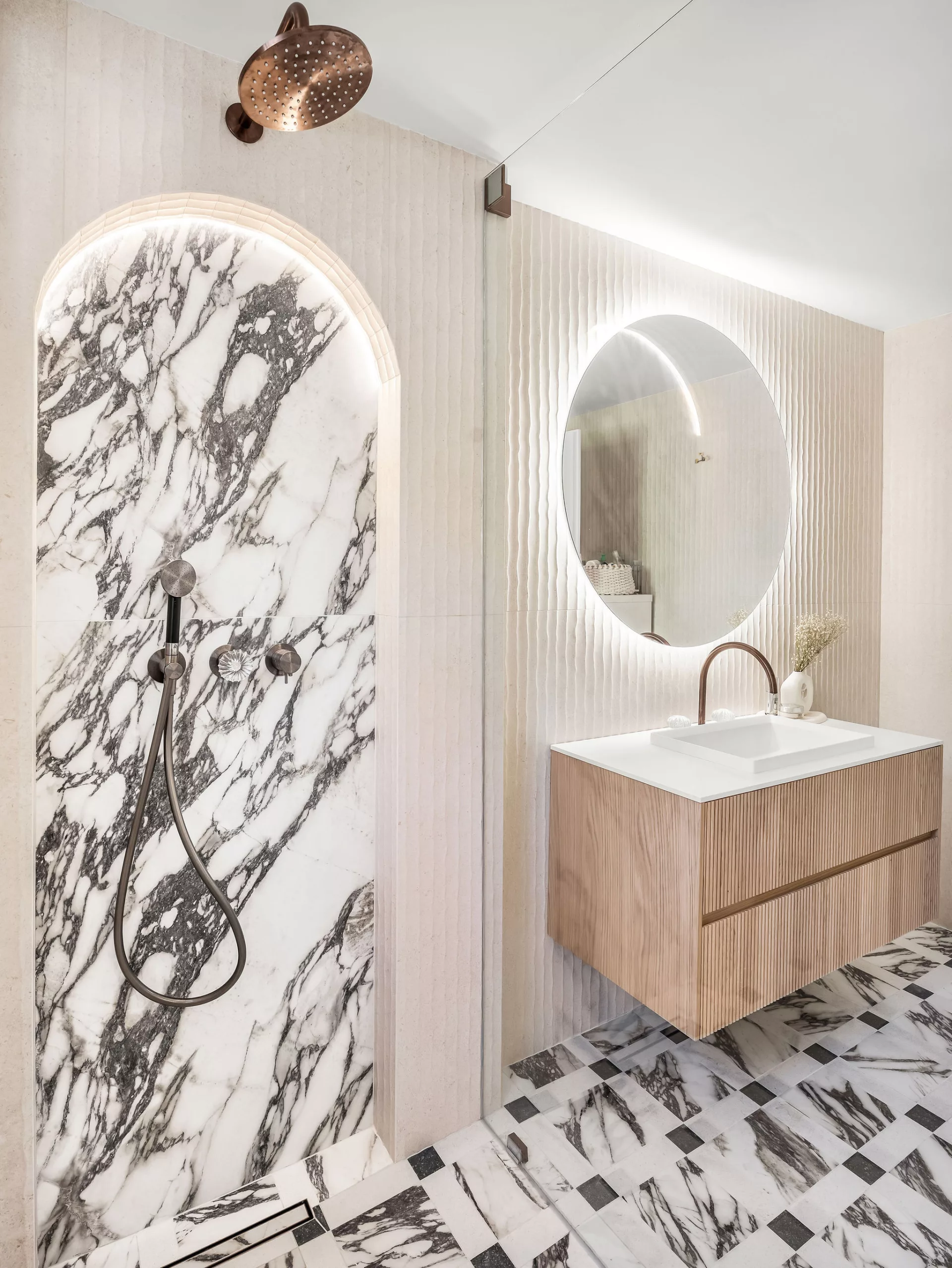 Voûtes, cannelures et marbre : une salle de bain d&rsquo;exception