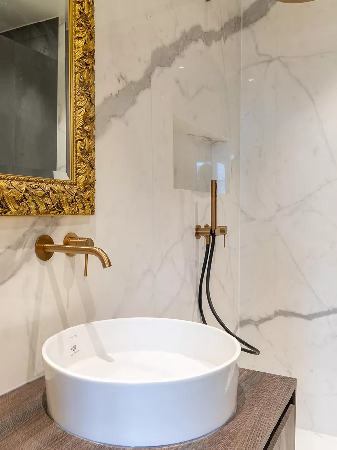 Des salles de bain en carrelage effet marbre à Montreux