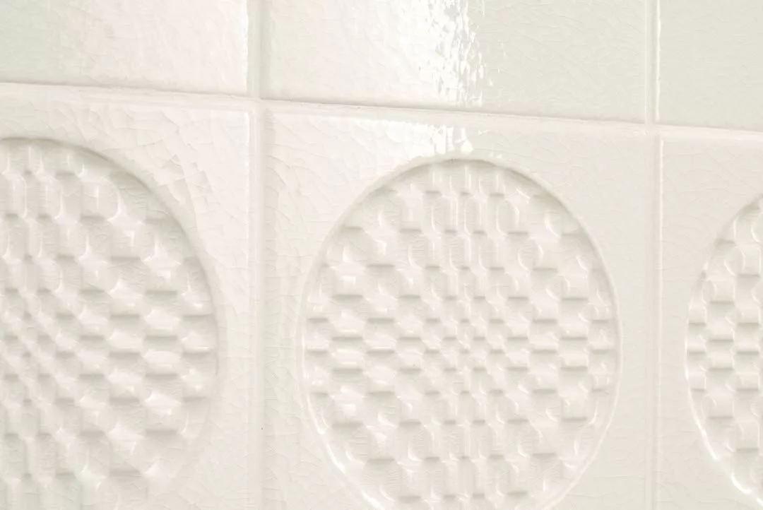 Décor mural blanc en relief avec des motifs arrondis